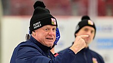 Trenér Radim Rulík udílí pokyny na tréninku reprezentace p�i kempu p�ed...