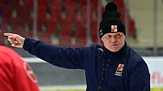 Trenér Radim Rulík udílí pokyny na tréninku reprezentace p�i kempu p�ed...
