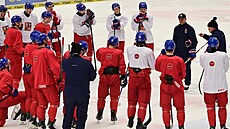 Trenér Radim Rulík dává pokyny na tréninku reprezentace p�i kempu p�ed...