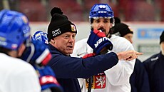 Trenér Radim Rulík dává pokyny na tréninku reprezentace p�i kempu p�ed...