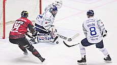 Filip Chlapík ze Sparty se tla�í do koncovky v utkání s Plzní.