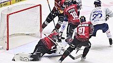 Adam M�chura z Plzn� skóruje v utkání se Spartou.