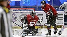 Jakub Ková� ze Sparty zasahuje v utkání s Plzní.