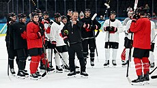 Trenér Jon Cooper ud�luje pokyny na tréninku kanadských hokejist�.