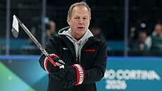 Trenér Jon Cooper ud�luje pokyny na tréninku kanadských hokejist�.