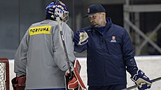 Ján La�ák ud�luje pokyny na tréninku branká�� slovenské hokejové reprezentace.