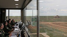 Místop�edseda Rady bezpe�nosti Ruska Dmitrij Medved�v nav�t�vuje st�elnici...