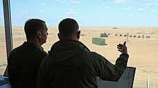 Místop�edseda Rady bezpe�nosti Ruska Dmitrij Medved�v nav�t�vuje st�elnici...