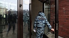 Ru�tí vy�et�ovatelé pracují v bytovém dom� v Moskv�, kde byl post�elen zástupce...