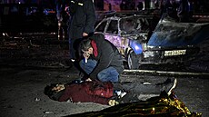 Mu� plá�e nad t�lem svého syna Stepana, který zem�el p�i ruském útoku v...