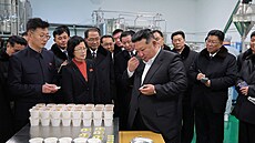 Severokorejský v�dce Kim �ong-un p�i inspekci farmy v provincii Severní...
