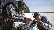 Ru�tí vojáci se p�ipravují na odpálení úto�ného dronu na frontové linii u m�sta...