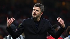 Michael Carrick, do�asný kou� Manchesteru United, hecuje fanou�ky po výh�e nad...