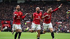 Fotbalisté Manchesteru United slaví trefu Bryana Mbeuma (uprost�ed) proti...