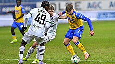 Momentka z utkání mezi Teplicemi a Karvinou. Tomá� Zlatohlávek (vpravo) se...