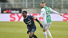 Vlevo Adonija Ouanda ze Slovácka, vpravo Filip Novák z Jablonce b�hem...