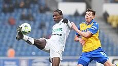 Momentka z utkání Teplic s Karvinou. Vlevo hostující Aboabacar Traore, vpravo...