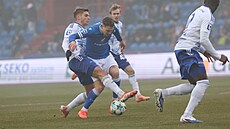 Momentka z utkání mezi Baníkem a Olomoucí, vlevo bránící Péter Baráth z...