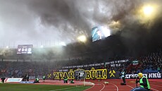 P�edzápasová choreografie fanou�k� ostravského Baníku.