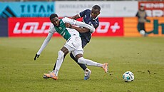 Jablonecký Alexis Alégué p�ed Giglim Ndefem ze Slovácka.