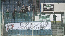 Karvin�tí fanou�ci b�hem utkání v Teplicích.