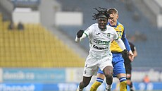 Karvinský Aboubacar Traore p�ed teplickým Mat�jem Radostou.