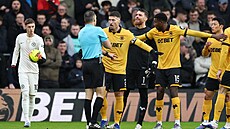 Fotbalisté Wolverhamptonu se zlobí na sudího v utkání s Chelsea.