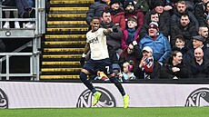 Crysencio Summerville z West Hamu slaví gól v Burnley.