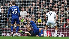 Vitalij Mykolenko z Evertonu a jeho vlastní gól v utkání s Fulhamem.