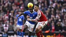 William Saliba z Arsenalu chytá Habiba Diarru ze Sunderlandu.