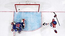 Gólová radost Barbory Ju�í�kové, díky ní� sní�ily �eské hokejistky v utkání s...