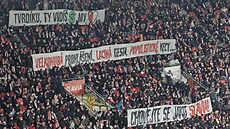 Slávisti�tí fanou�ci p�ed utkáním s Mladou Boleslaví protestují proti vedení.