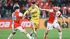 Mladoboleslavský Jan Buryán proniká mezi slávistickými hrá�i Alexandrem Bu�kem...