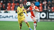 Slávistický zálo�ník Luká� Provod (vpravo) se sna�í dostat p�ed...