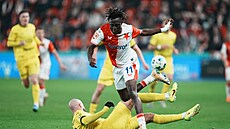 Slávistický zálo�ník Youssoupha Sanyang uniká mladoboleslavské obran�.