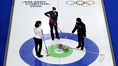 Tak kolik? �eská reprezentantka v curlingu Julie Zelingrová (naho�e) m��í s...