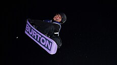 �eský snowboardista Jakub Hrone� b�hem kvalifikace big airu.