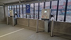 Ve Vsetín� vznikl nový parkovací d�m s kapacitou 307 míst, který stojí vedle...