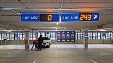 Ve Vsetín� vznikl nový parkovací d�m s kapacitou 307 míst, který stojí vedle...