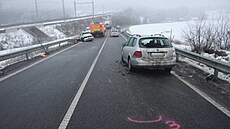 Místo tragické nehody u Osové Bítý�ky, kde se �eln� st�etla osobní auta �koda a...