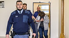 Ob�alovaná Klára �t�pánková p�ichází v doprovodu strá�e do soudní sín�...