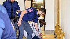 Ob�alovaná Klára �t�pánková p�ichází v doprovodu strá�e do soudní sín�...