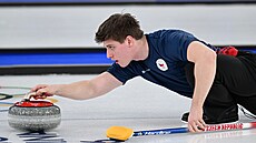 Curler Vít Chabi�ovský vysílá kámen v zápase se �védskem.