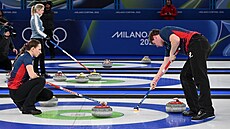 �eské curlingové duo Zelingrová, Chabi�ovský probírá taktiku v zápase se...
