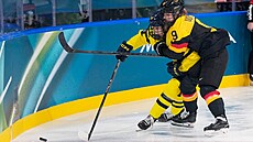 Svenja Voigtová z N�mecka (vpravo) se sna�í dostat p�ed �védku Thuvikovou.