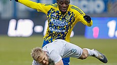 Jan Mikula z Liberce (dole) svadí souboj s Kanuem, ze Zlína