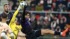 Slávista Mojmír Chytil ve vzdu�ném souboji s pardubickým gólmanem Mandousem.