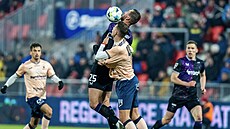 Tomá� Chorý ze Slavie se sna�í udr�et mí� p�ed domácím Bammensem.