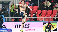 Pardubický Vecheta se raduje ze vst�elené branky Slavii.