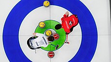 Vít Chabi�ovský se sna�í odmést kanadský kámen.